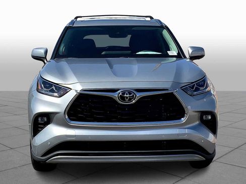Used 2025 Toyota Highlander Platinum image 3