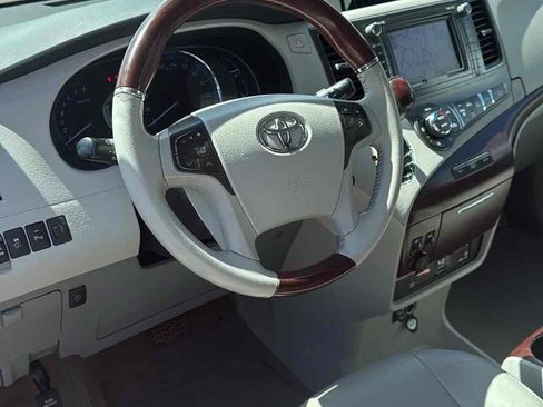Used 2011 Toyota Sienna Limited w/ Premium Pkg image 11