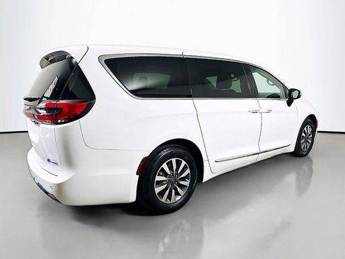 Used 2023 Chrysler Pacifica Limited FWD image 7