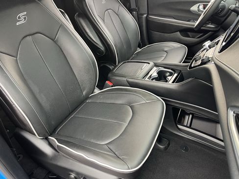 Certified 2026 Chrysler Pacifica Limited w/ S Appearance Package FWD image 10