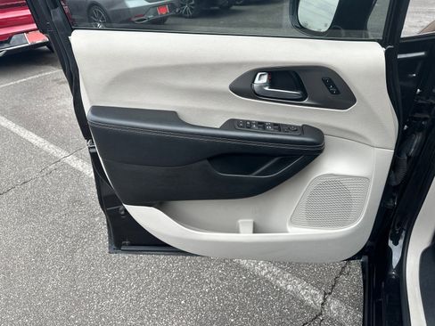 Used 2022 Chrysler Pacifica Touring-L image 10