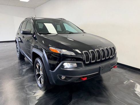 Used 2018 Jeep Cherokee Trailhawk w/ Comfort & Convenience Group AWD/4WD image 23
