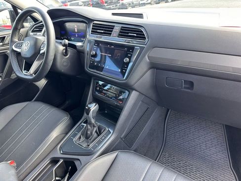 Used 2023 Volkswagen Tiguan SE image 17