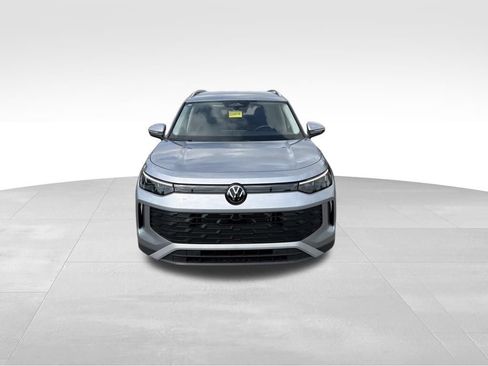 Used 2025 Volkswagen Tiguan SE AWD/4WD image 3