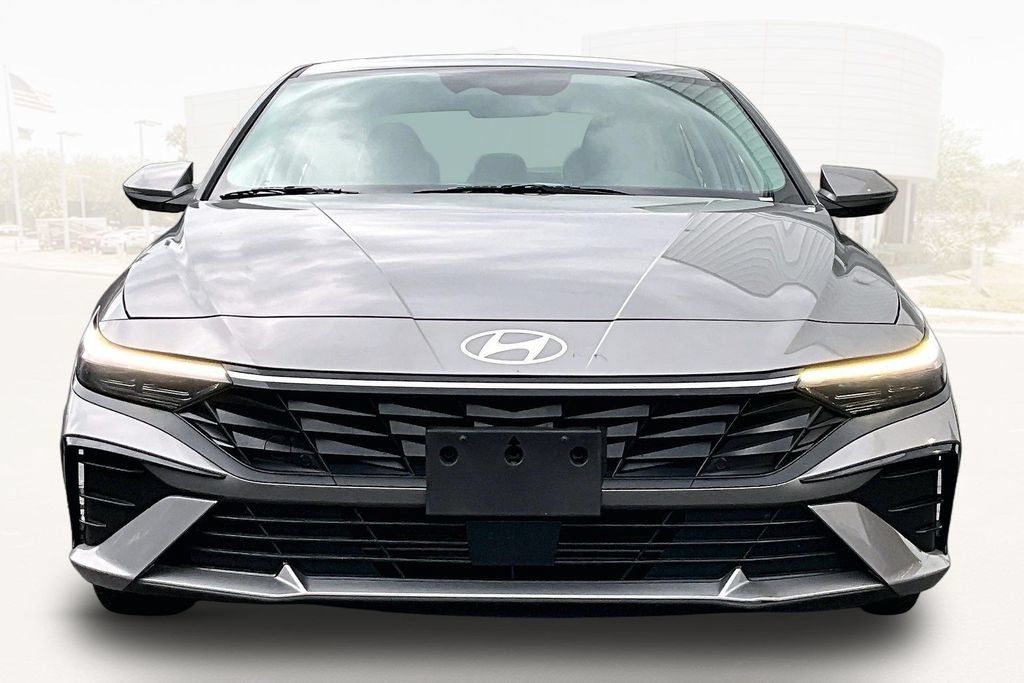 Used 2025 Hyundai Elantra Limited FWD image 2