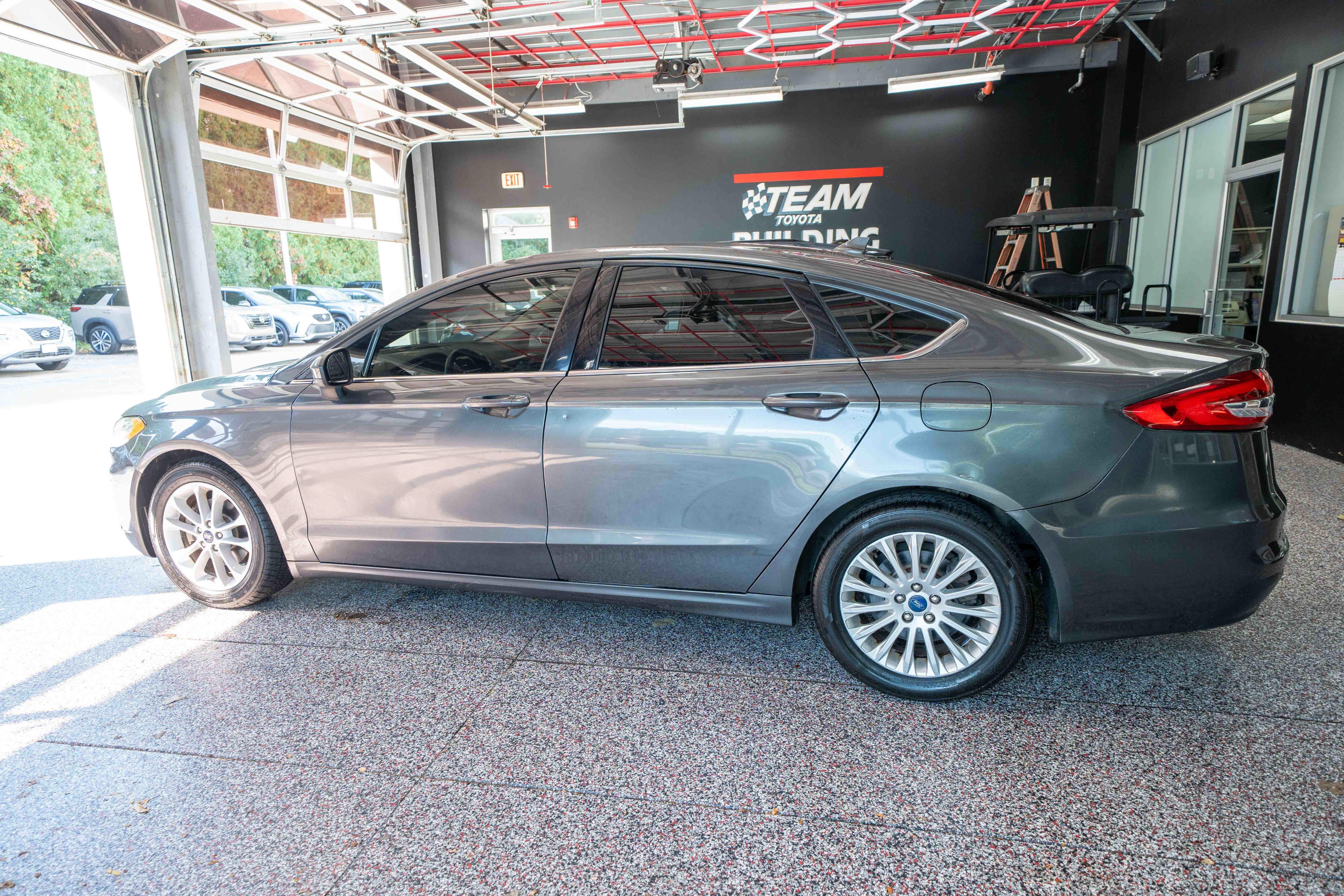Used 2020 Ford Fusion SE FWD image 2