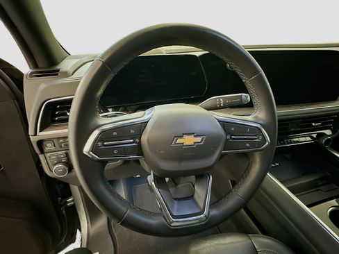 Used 2025 Chevrolet Suburban LT image 18