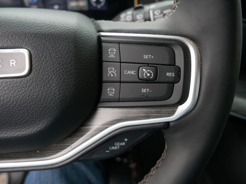 Used 2024 Jeep Wagoneer L Series II image 30