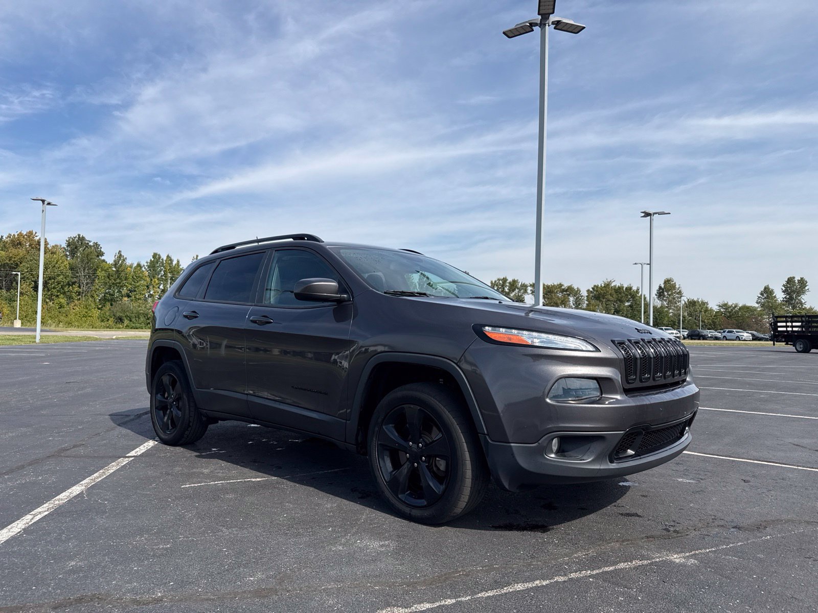 Used 2018 Jeep Cherokee Latitude w/ Altitude Package FWD image 3