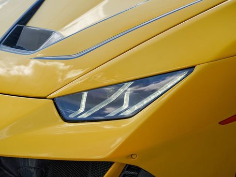 Used 2022 Lamborghini Huracan EVO RWD image 10