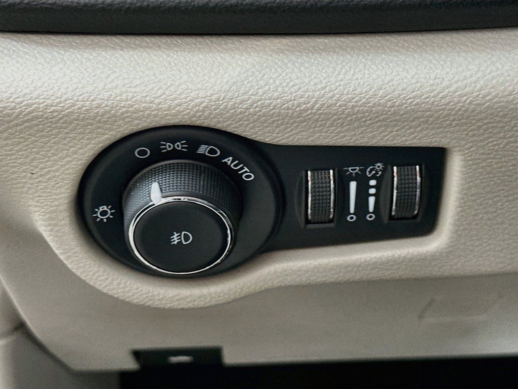 Used 2024 Chrysler Pacifica Touring-L FWD image 24