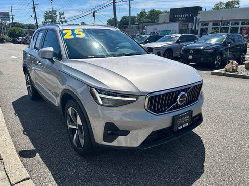 Used 2025 Volvo XC40 B5 Plus AWD/4WD image 7