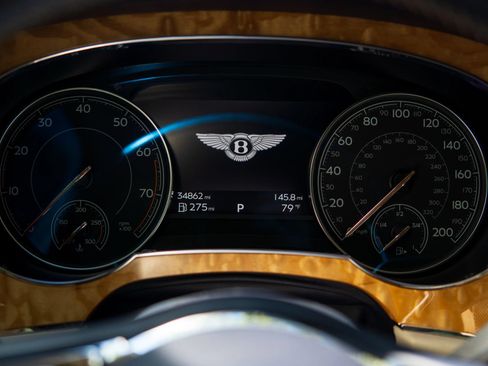Used 2017 Bentley Bentayga AWD/4WD image 16