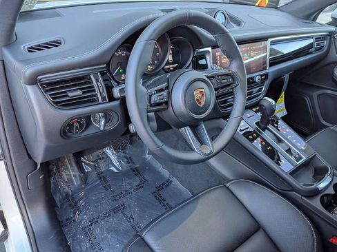 Certified 2026 Porsche Macan AWD/4WD image 5