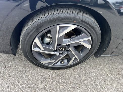 Used 2025 Hyundai Elantra Limited image 11