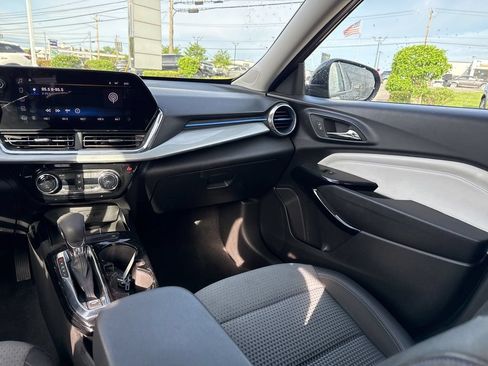 Used 2025 Chevrolet Trax LT w/ LT Convenience Package FWD image 20
