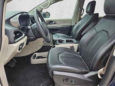 Used 2023 Chrysler Pacifica Touring-L FWD image 15