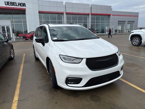 Used 2025 Chrysler Pacifica Limited image 1