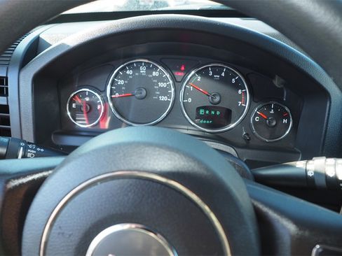 Used 2012 Jeep Liberty Sport image 21