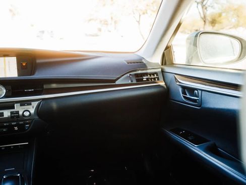 Used 2017 Lexus ES 300h w/ Luxury Package image 35