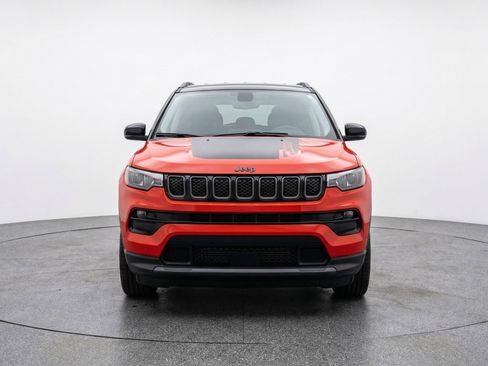 Used 2025 Jeep Compass Trailhawk AWD/4WD image 2