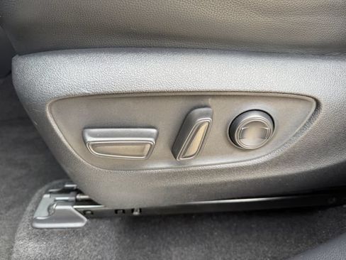 Used 2024 Toyota Highlander XLE FWD image 27