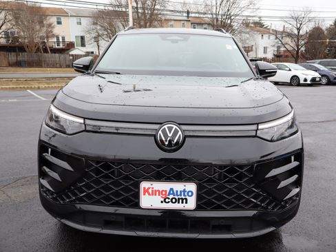 Certified 2025 Volkswagen Tiguan SE R-Line image 9