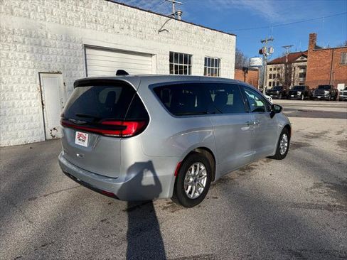 Certified 2024 Chrysler Pacifica Touring-L image 10