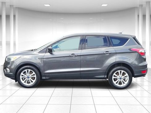 Used 2017 Ford Escape SE FWD image 2