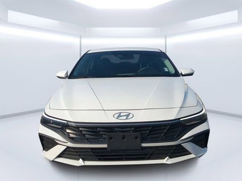 Used 2025 Hyundai Elantra SE FWD image 8