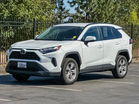 Used 2025 Toyota RAV4 XLE AWD/4WD image 7