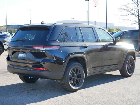 New 2025 Jeep Grand Cherokee Laredo image 9