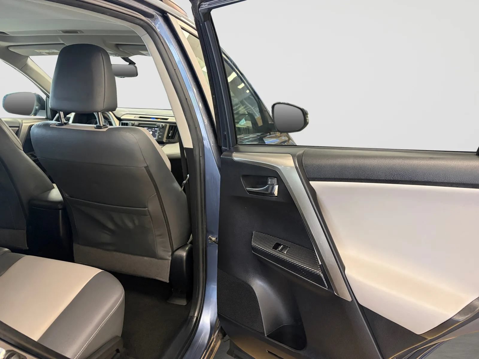 Used 2014 Toyota RAV4 Limited AWD/4WD image 17