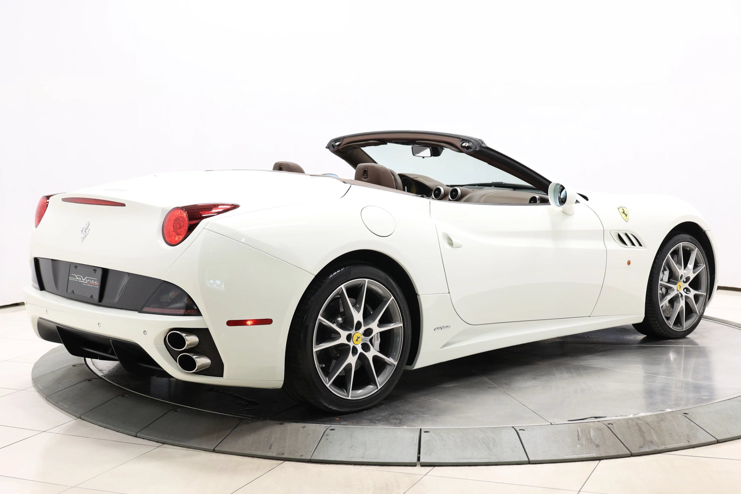 Used 2010 Ferrari California RWD image 4