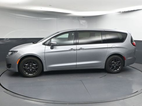 Used 2020 Chrysler Pacifica Touring w/ S Appearance Package FWD image 4