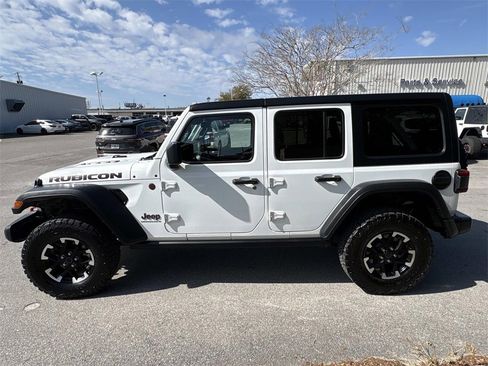 Used 2025 Jeep Wrangler Unlimited Rubicon image 2