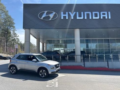 Used 2024 Hyundai Venue SEL image 1