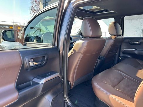 Used 2021 Toyota Tacoma Limited image 11