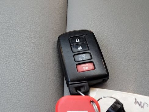 Used 2018 Toyota RAV4 Limited w/ Advanced Technology Package AWD/4WD image 27
