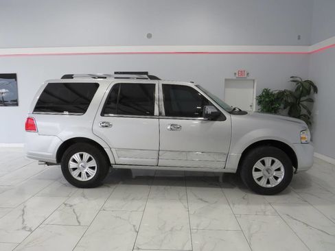 Used 2010 Lincoln Navigator 4WD image 3