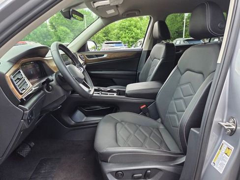 Used 2025 Volkswagen Atlas SE FWD image 9