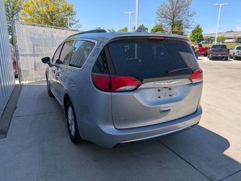 Used 2017 Chrysler Pacifica Touring-L FWD image 13