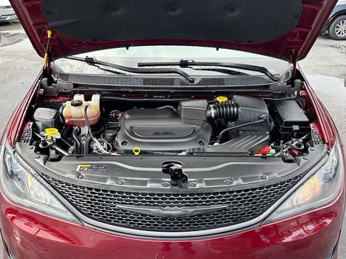 Used 2019 Chrysler Pacifica Touring Plus w/ S Appearance Package FWD image 34