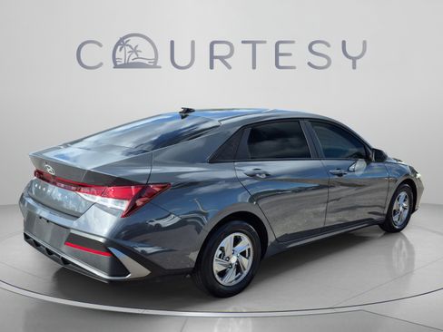 Used 2025 Hyundai Elantra SE w/ Cargo Package FWD image 5