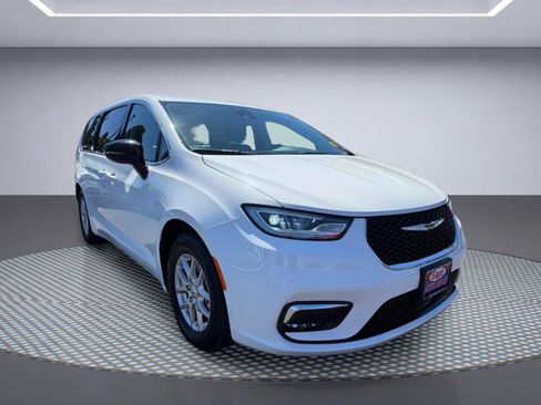 Used 2024 Chrysler Pacifica Touring-L FWD image 8