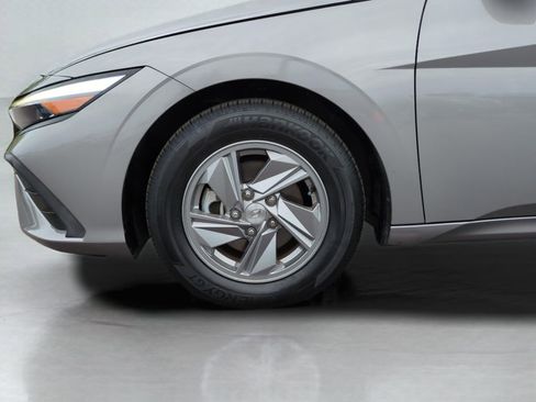 Certified 2024 Hyundai Elantra SE FWD image 22