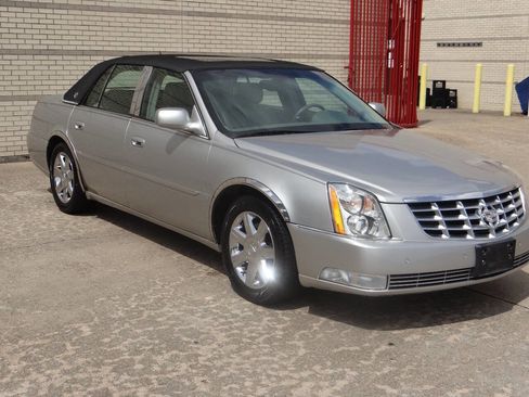 Used 2007 Cadillac DTS Luxury I w/ Sun And Sound Package image 4