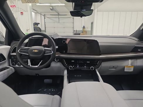 New 2025 Chevrolet Suburban Premier image 23