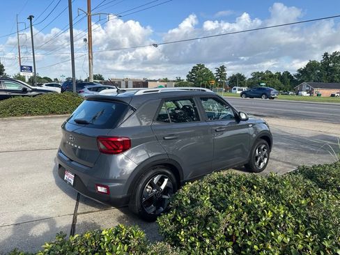 Used 2023 Hyundai Venue SEL FWD image 8