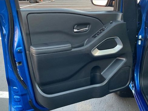 Used 2025 Nissan Frontier SV image 23